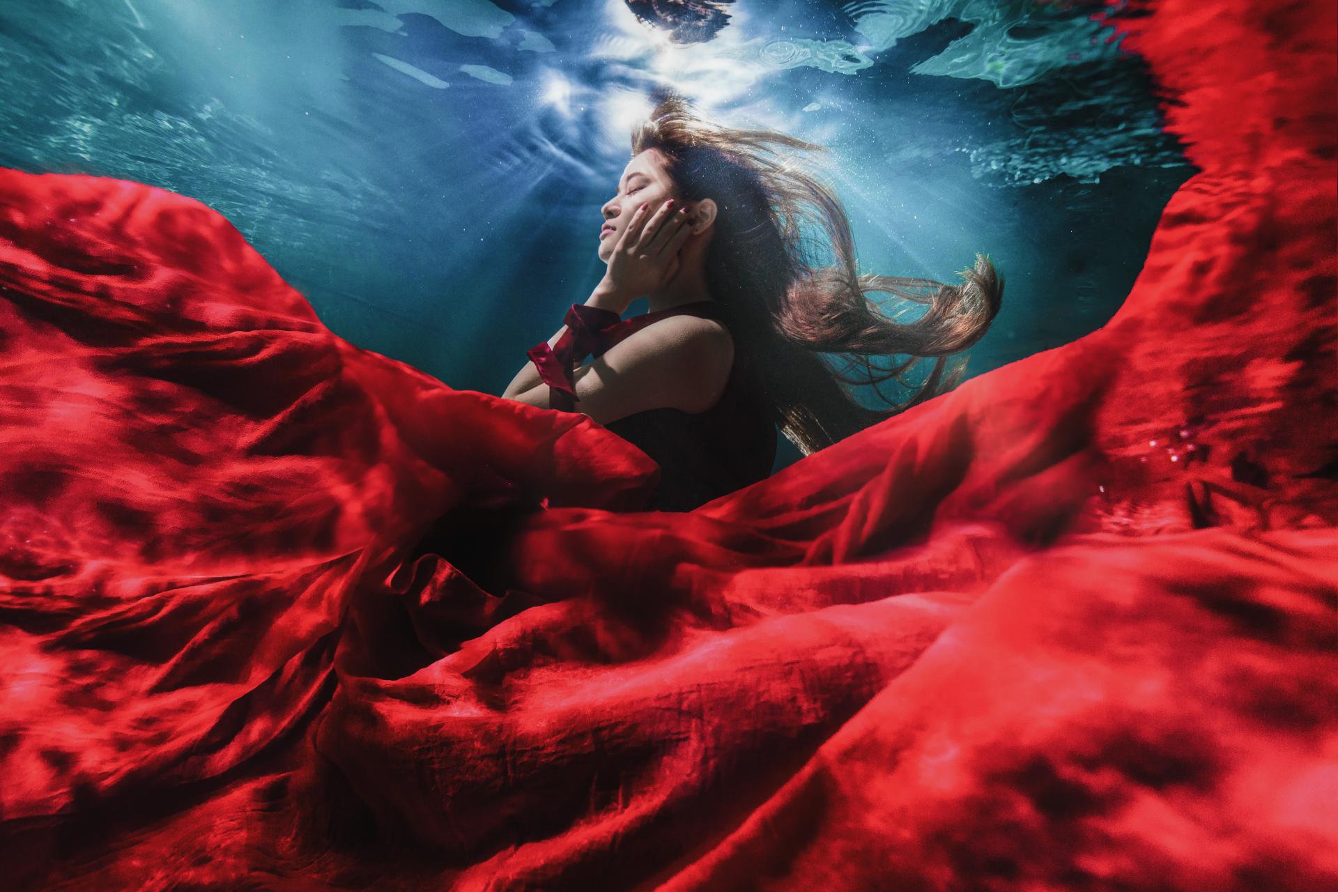 New York Photography Awards Winner - WEDDING UNDERWATER