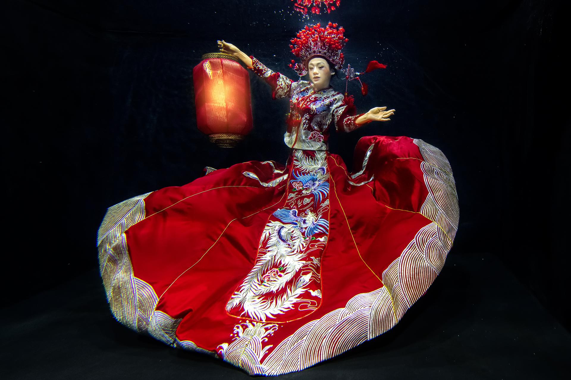 New York Photography Awards Winner - Chinese style wedding photography in water