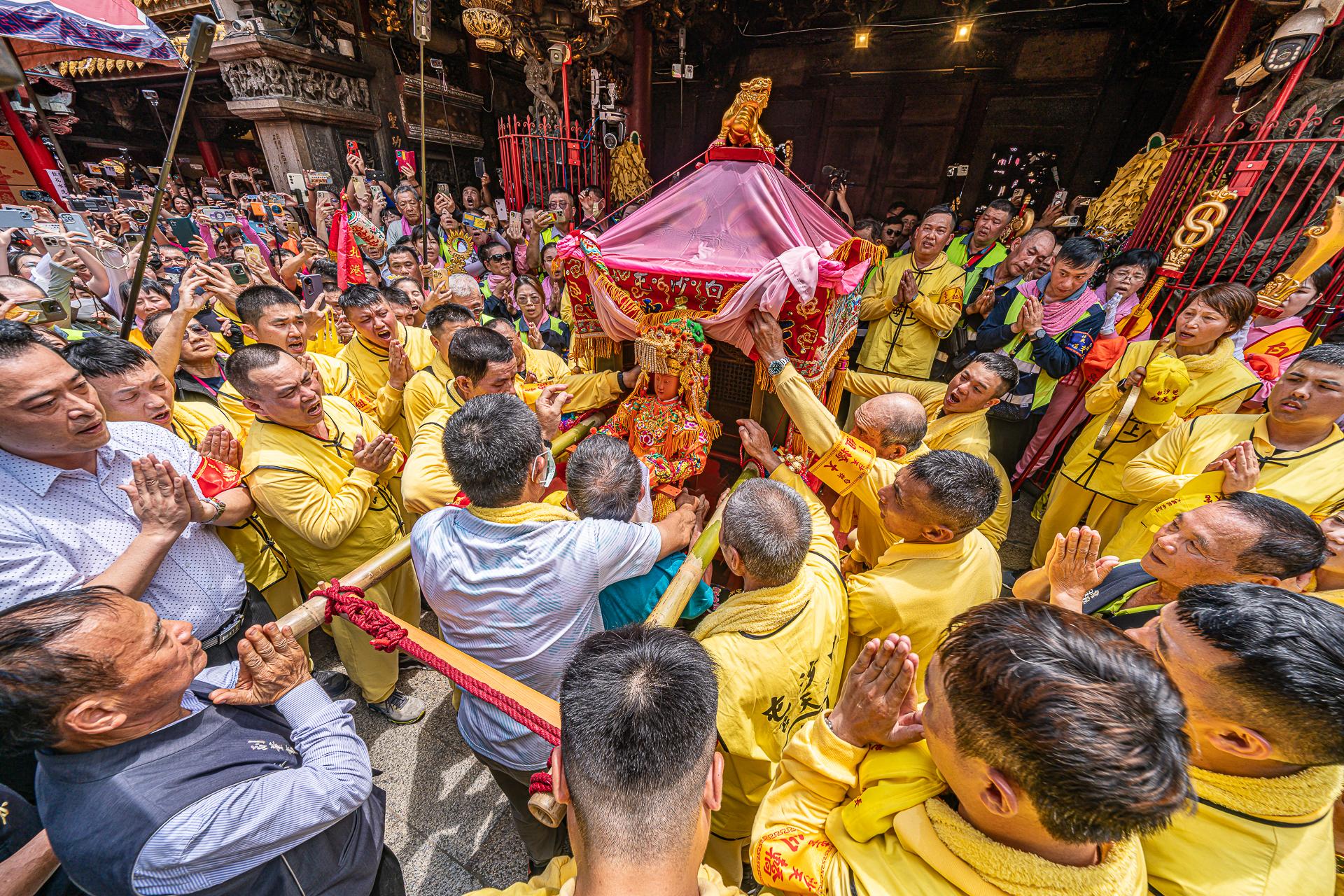New York Photography Awards Winner - Arrive at Beigang Chaotian Temple